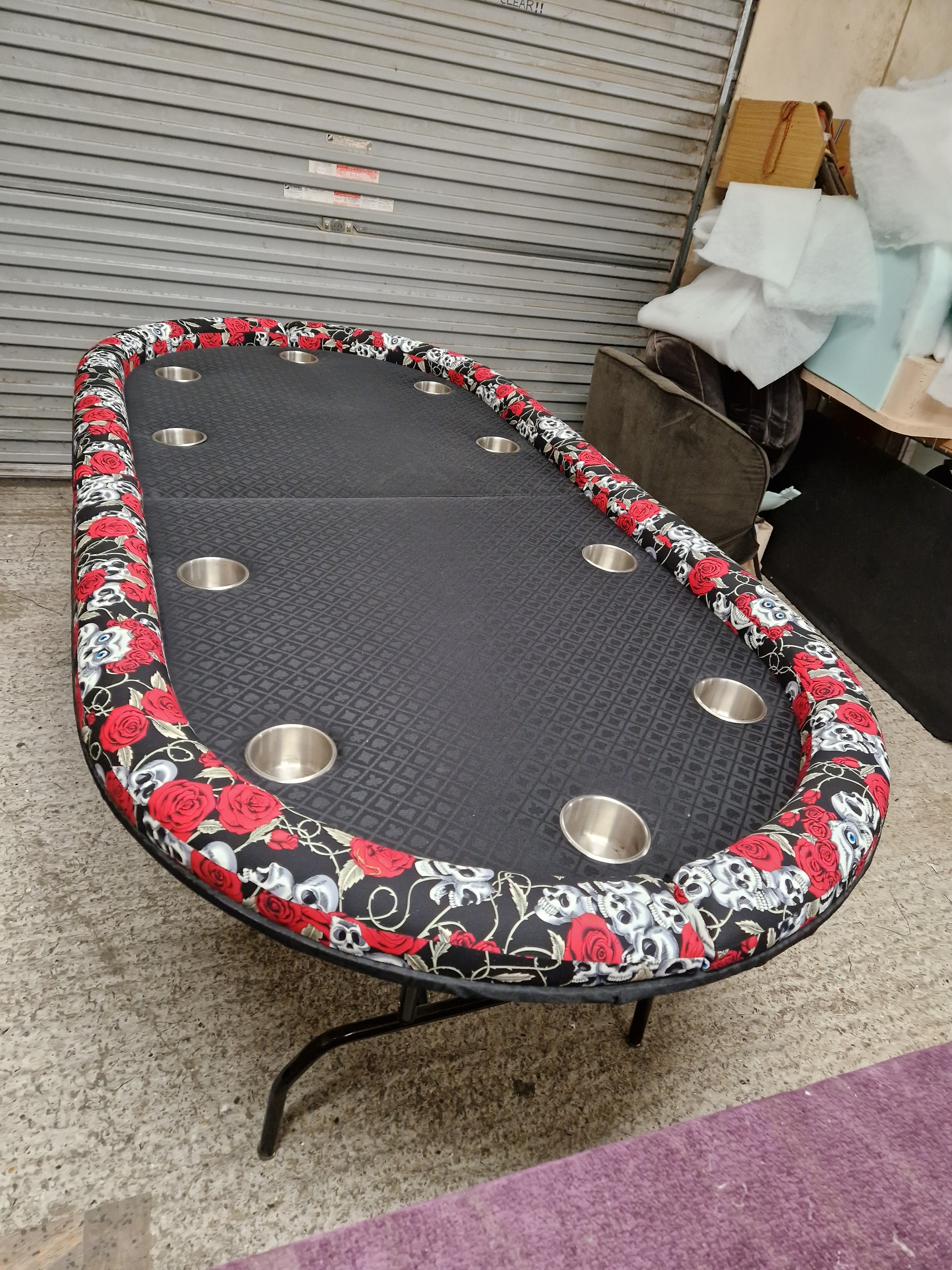 Skull & roses poker table